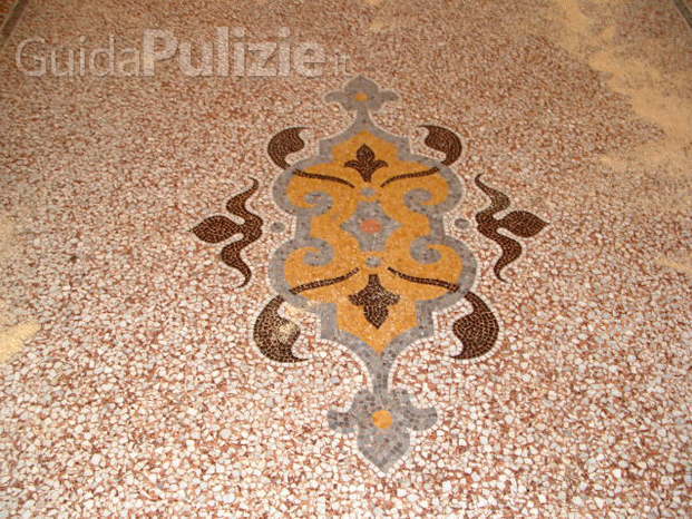 Mosaico su pavimenti in graniglia.