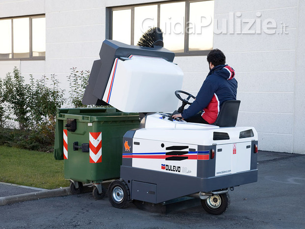 Grande spazzatrice industriale con scarico del contenitore rifiuti automatico in quota
