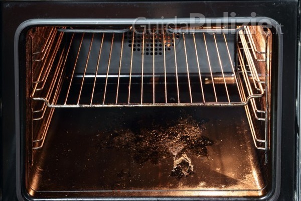 Come pulire un forno incrostato?