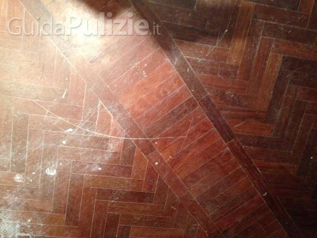 Inizio trattamento pavimento a parquet.