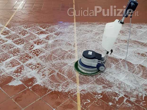 Lavaggio meccanizzato di un pavimento in cotto