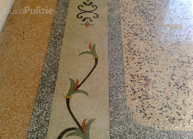 particolare di un pavimento a mosaico